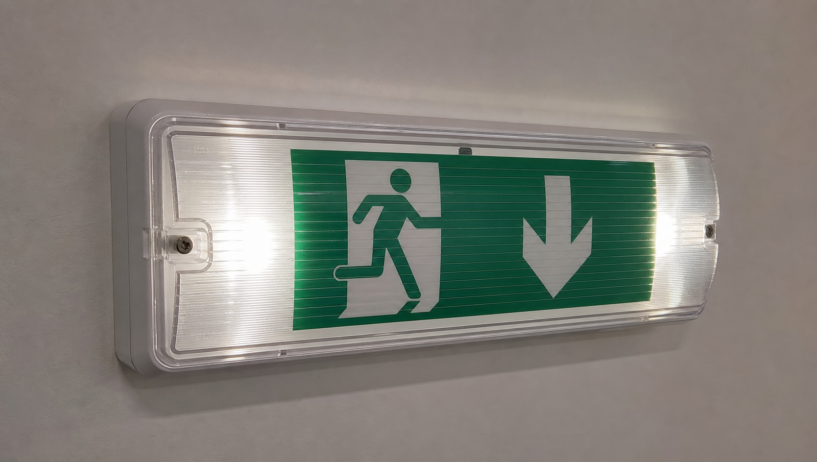 Maintenance éclairage de secours : technicien testant un bloc de secours